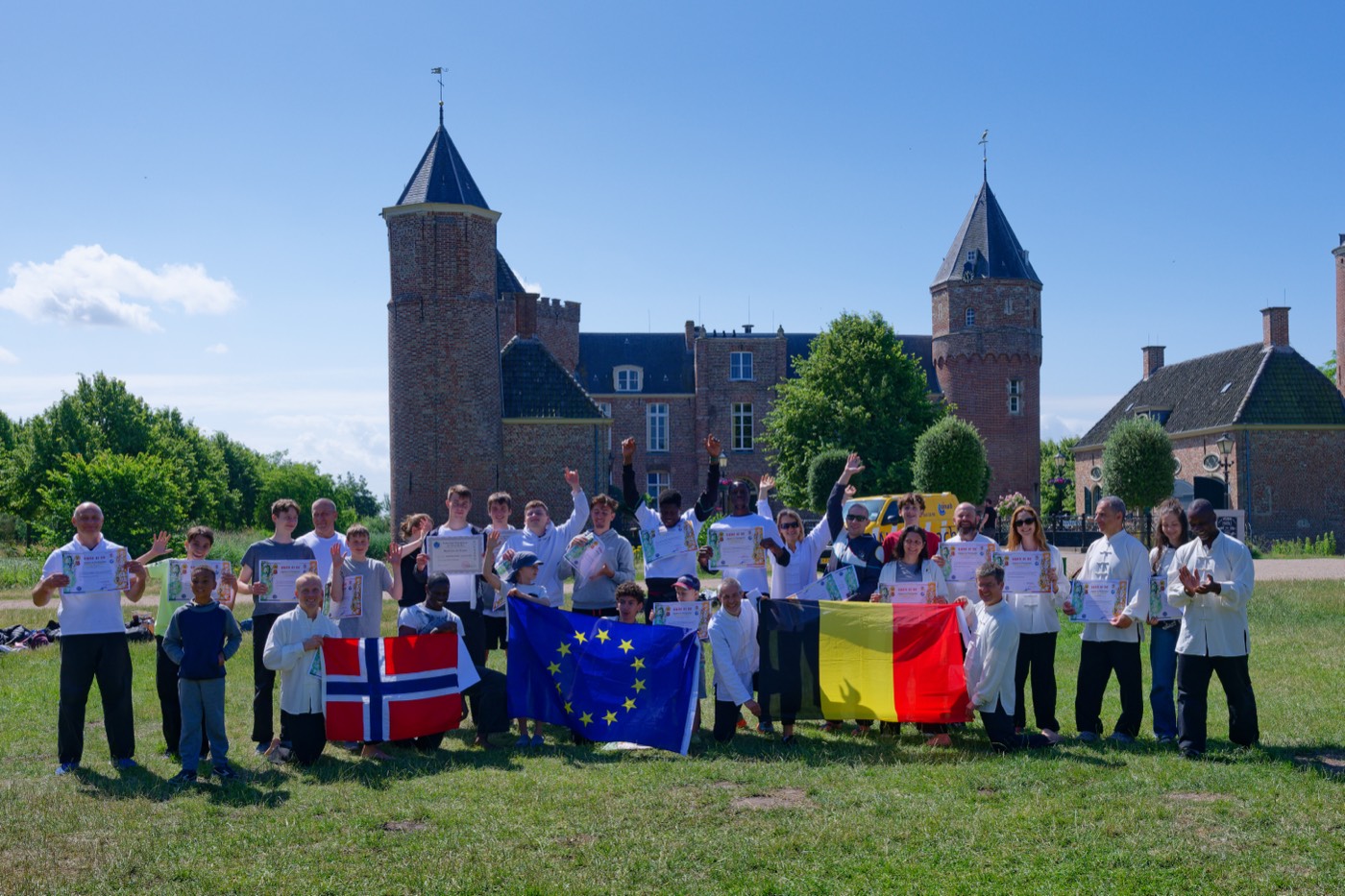 Rassemblement international Long Phai — drapeaux des nations